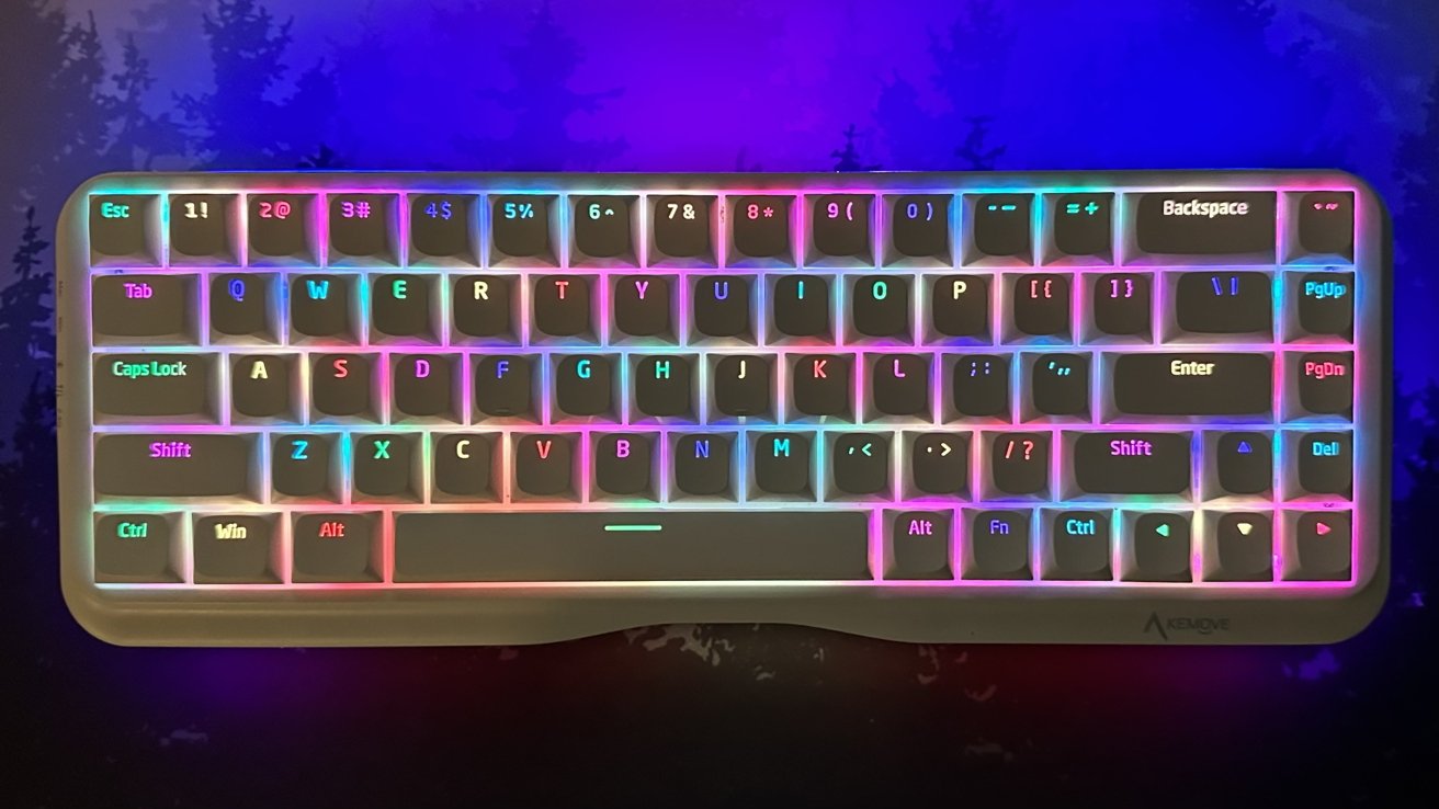 Полный вид клавиатуры Kemove K68 с включенной подсветкой