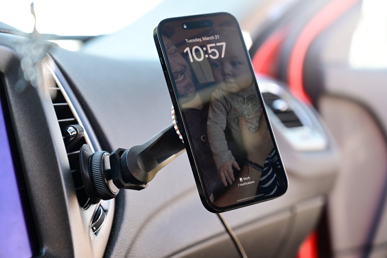 VogDUO гарантирует, что водитель может легко видеть свое совместимое с MagSafe устройство во время вождения. 