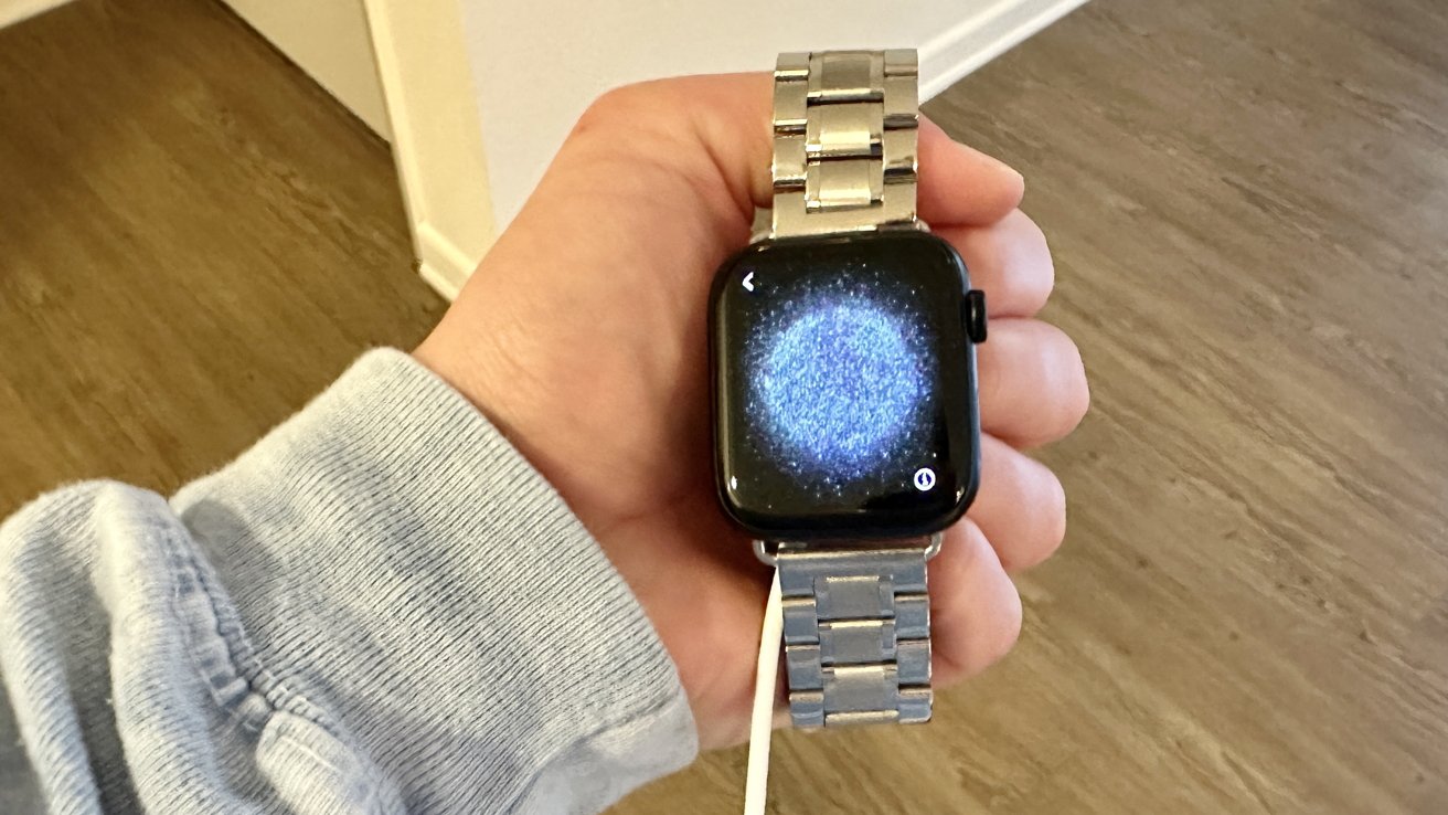 Ремешок часов выглядит увесистым, а не громоздким, что дает владельцу ощущение, что его лицо Apple Watch имеет дополнительную защиту.