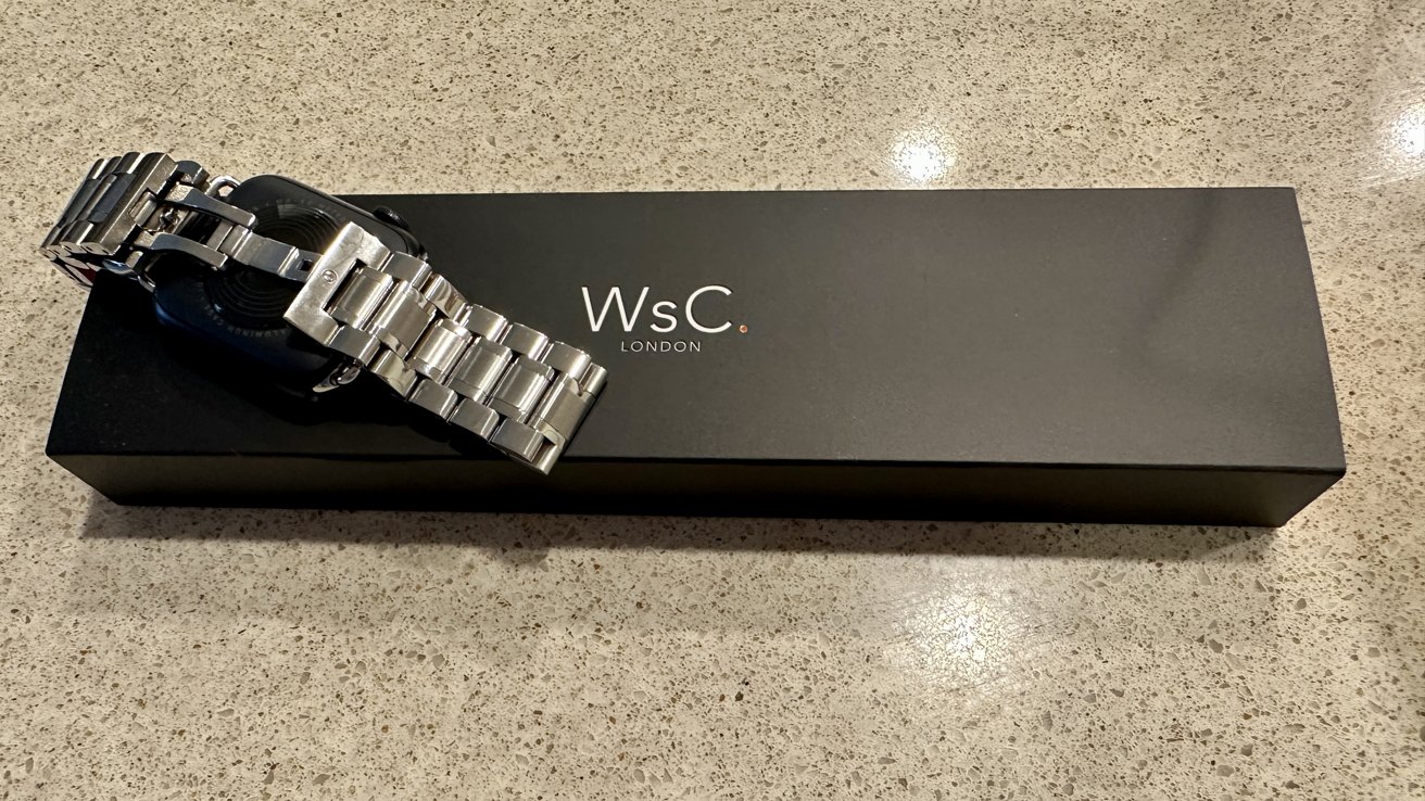 Застежка-бабочка WSC — это приятная скрытая функция, которая надежно закрепит часы на запястье.