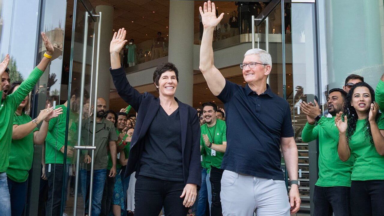 Тим Кук открывает первый Apple Store в Индии
