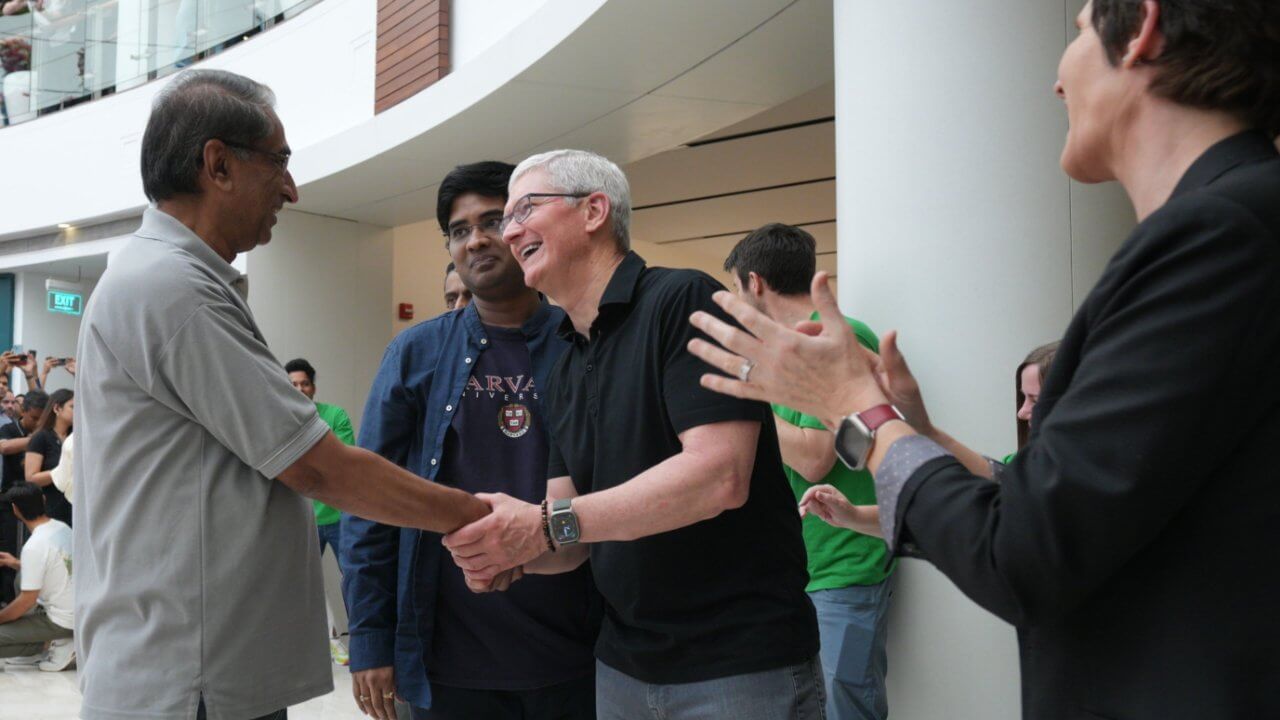 Толпы посещают второй магазин Apple в Индии