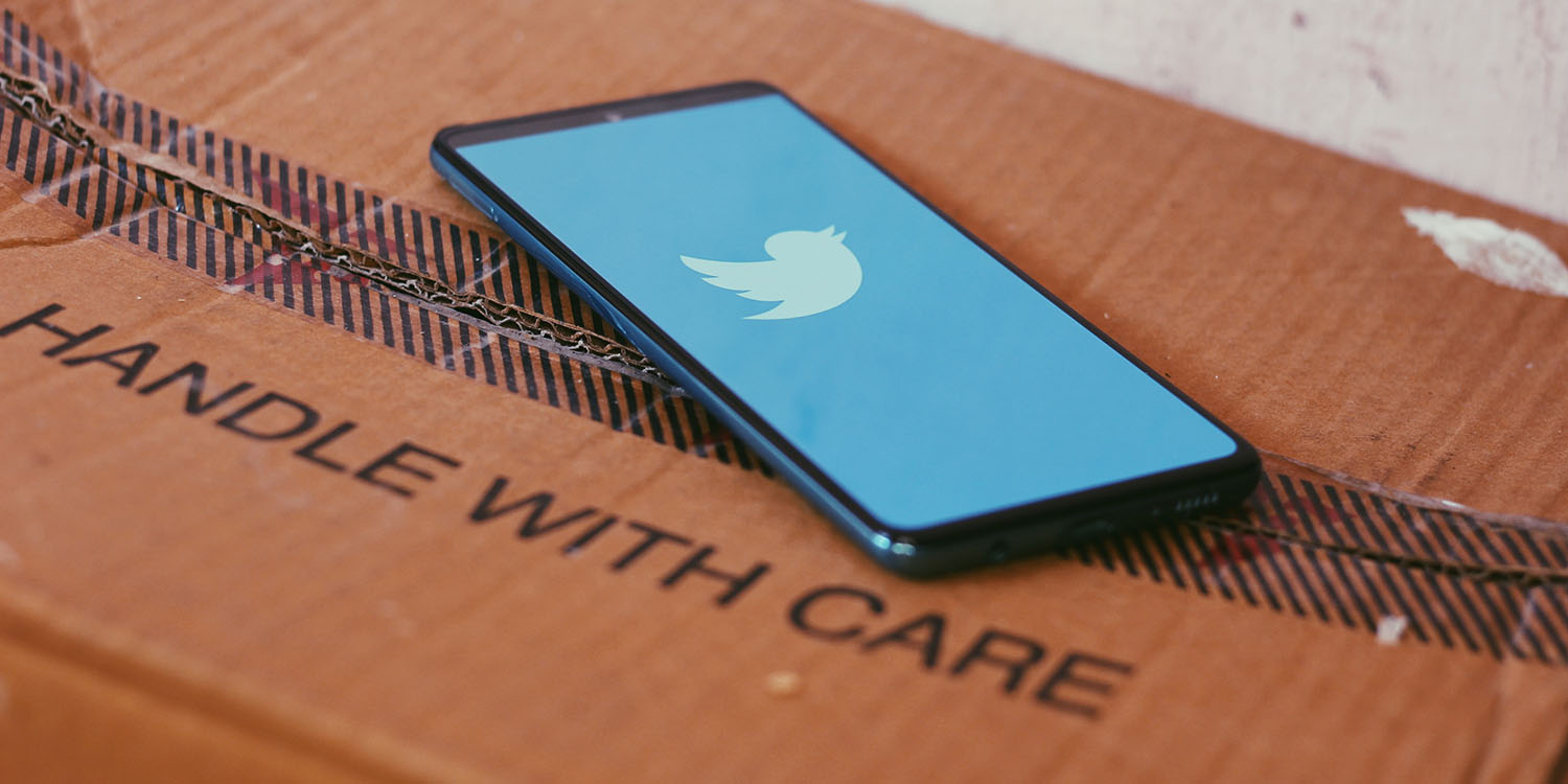 Твиттер Инк |  Сообщение «Рука с осторожностью» на коробке
