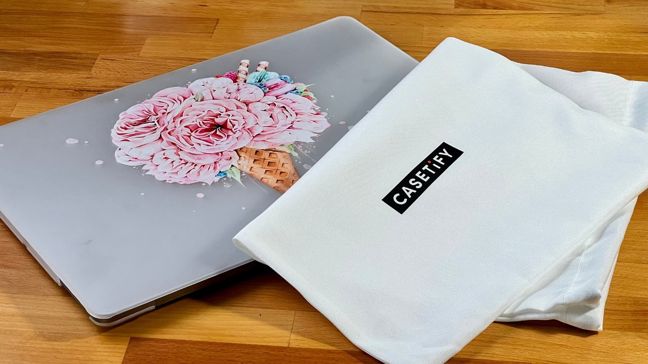 Чехол Casetify для MacBook поставляется с мешком для пыли