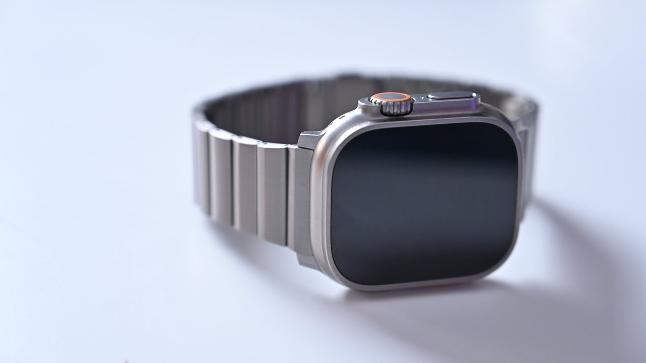 Титановый ремешок Nomad идеально подходит для Apple Watch Ultra.