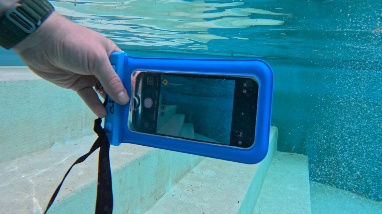 CaliCase позволяет делать фотографии под водой на глубине до 100 футов. 