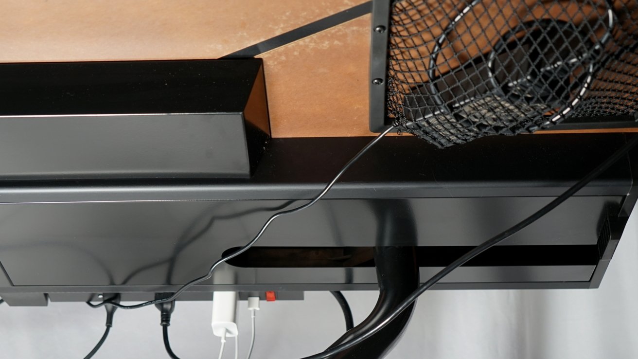 Сетка в нижней части стола обеспечивает место для хранения кабелей или блоков питания.