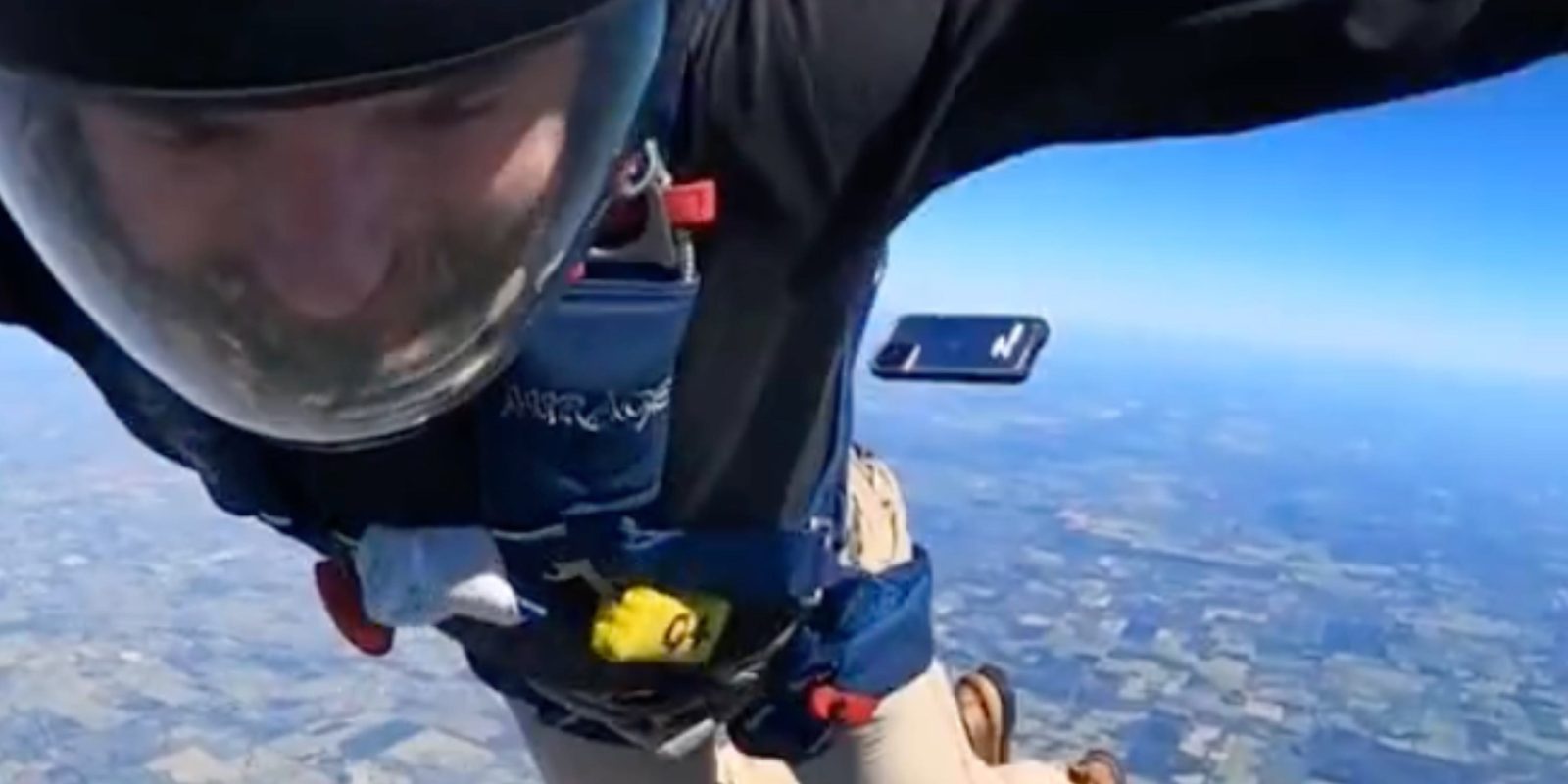 iPhone выжил после прыжка с высоты 14000 футов