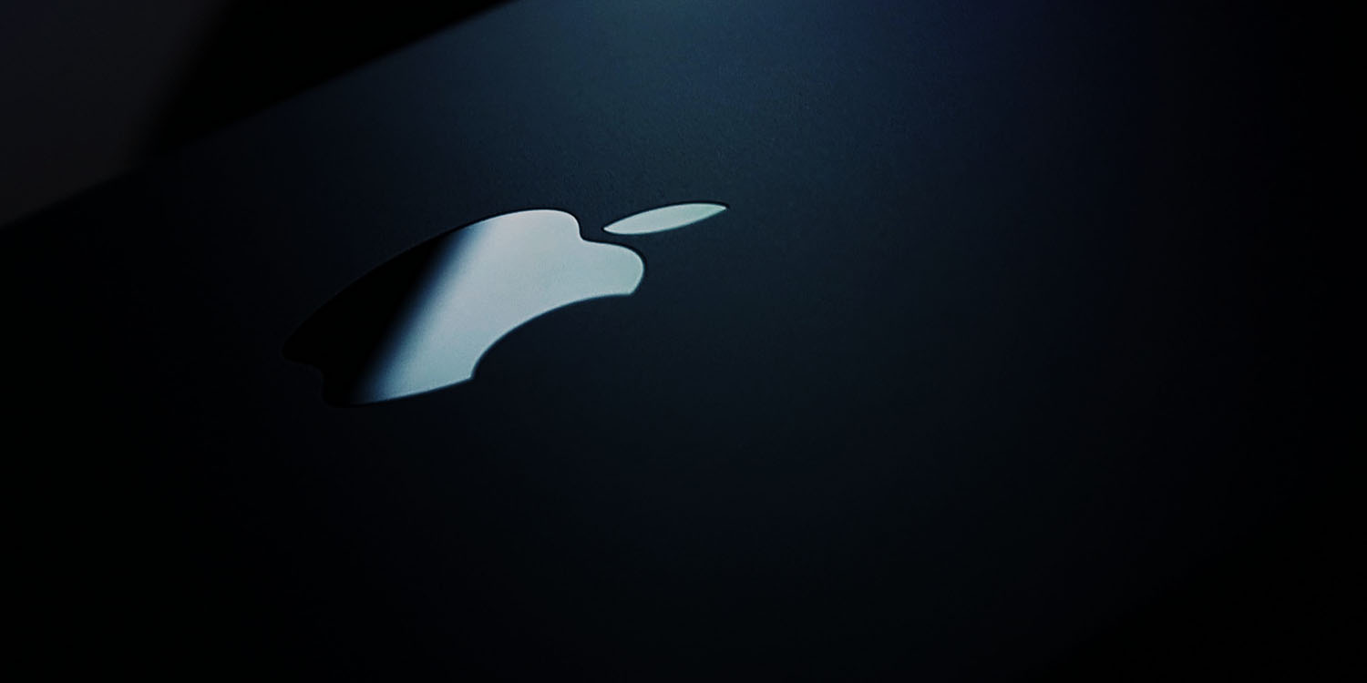 Реальность Про ОС xrOS |  Логотип Apple на угрюмом черном фоне