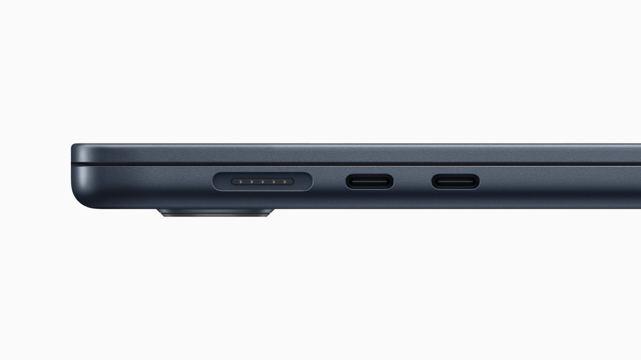 В 15-дюймовом MacBook Air порты не изменились по сравнению с 13-дюймовой моделью. 