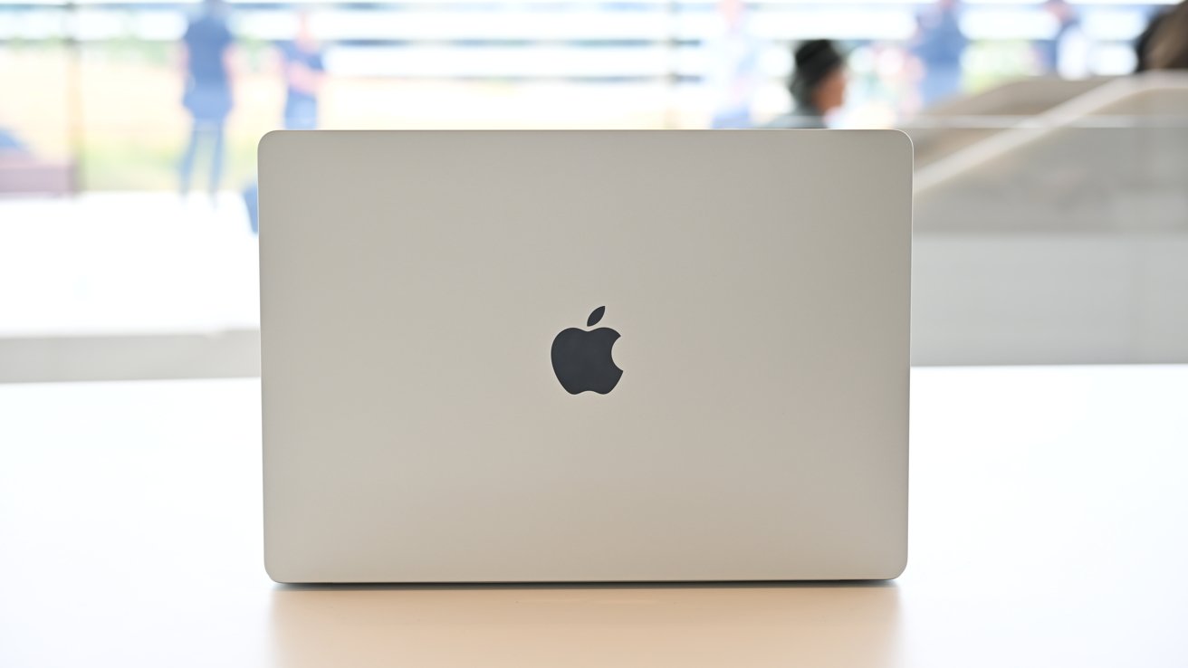 Задняя часть нового 15-дюймового MacBook Air серебристого цвета