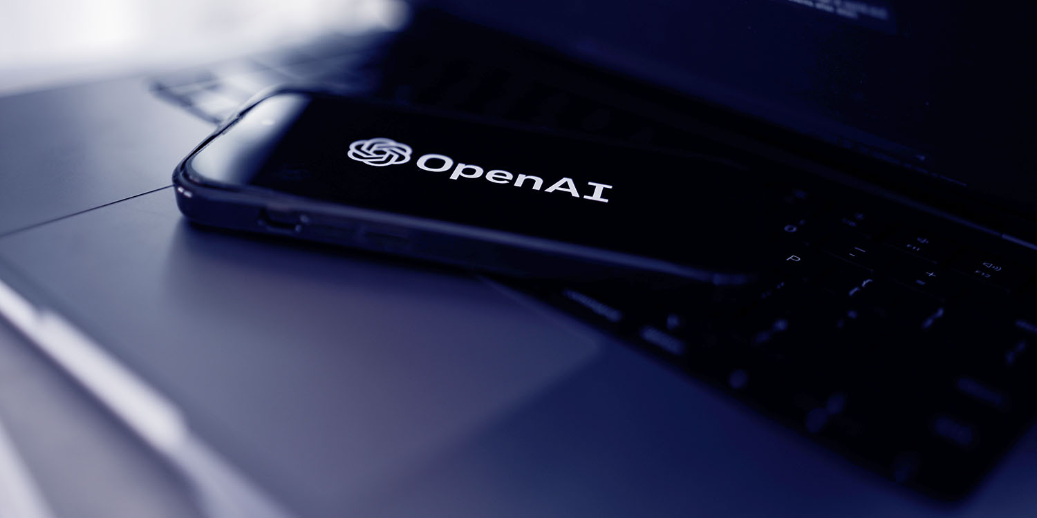 Обновление ChatGPT для iOS |  iPhone с логотипом OpenAI