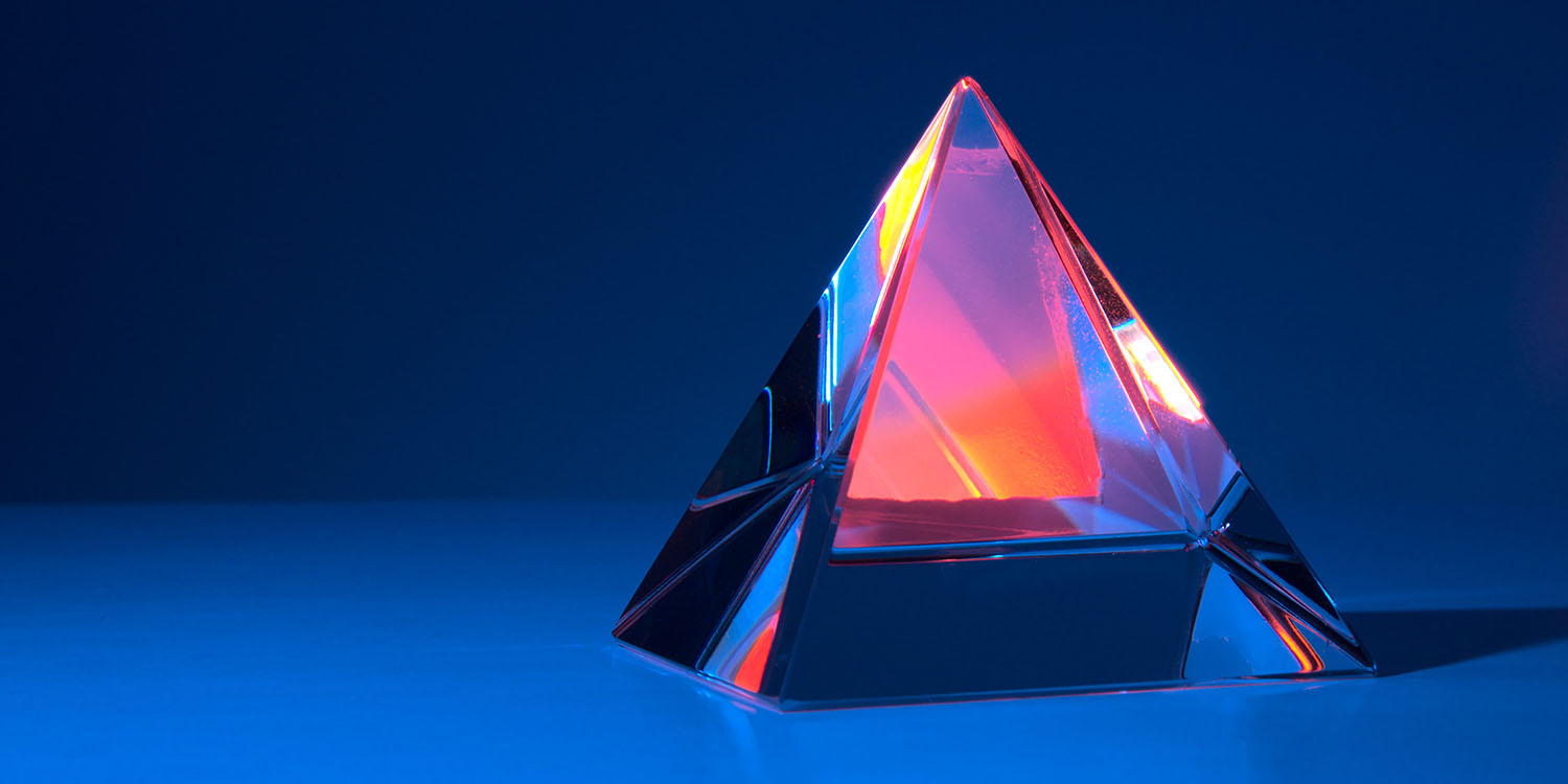 Руководство для разработчиков Vision Pro |  Абстрактное изображение стеклянной пирамиды
