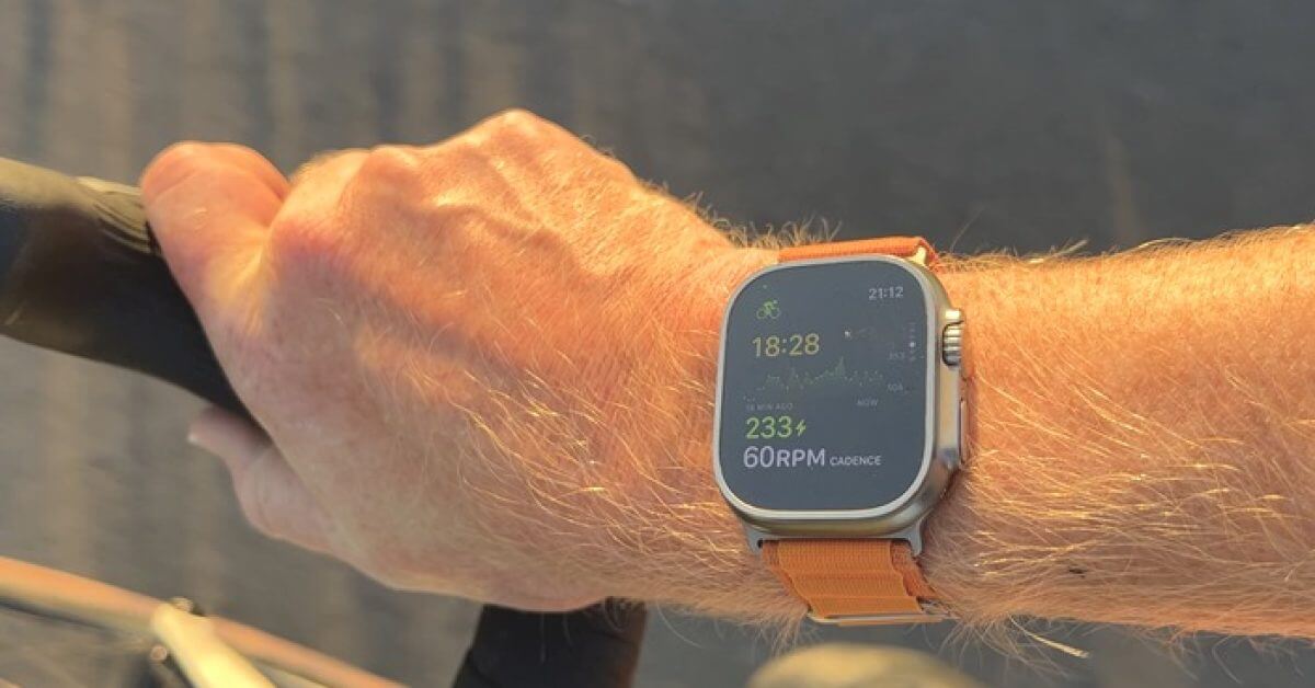Велосипедист использует поддержку Bluetooth-аксессуаров для велосипеда в watchOS 10 на Apple Watch.