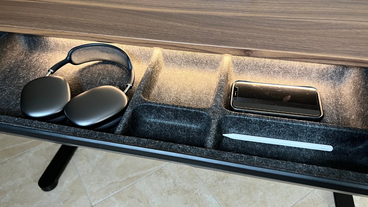 The desk drawer has removable built-in compartments. 
