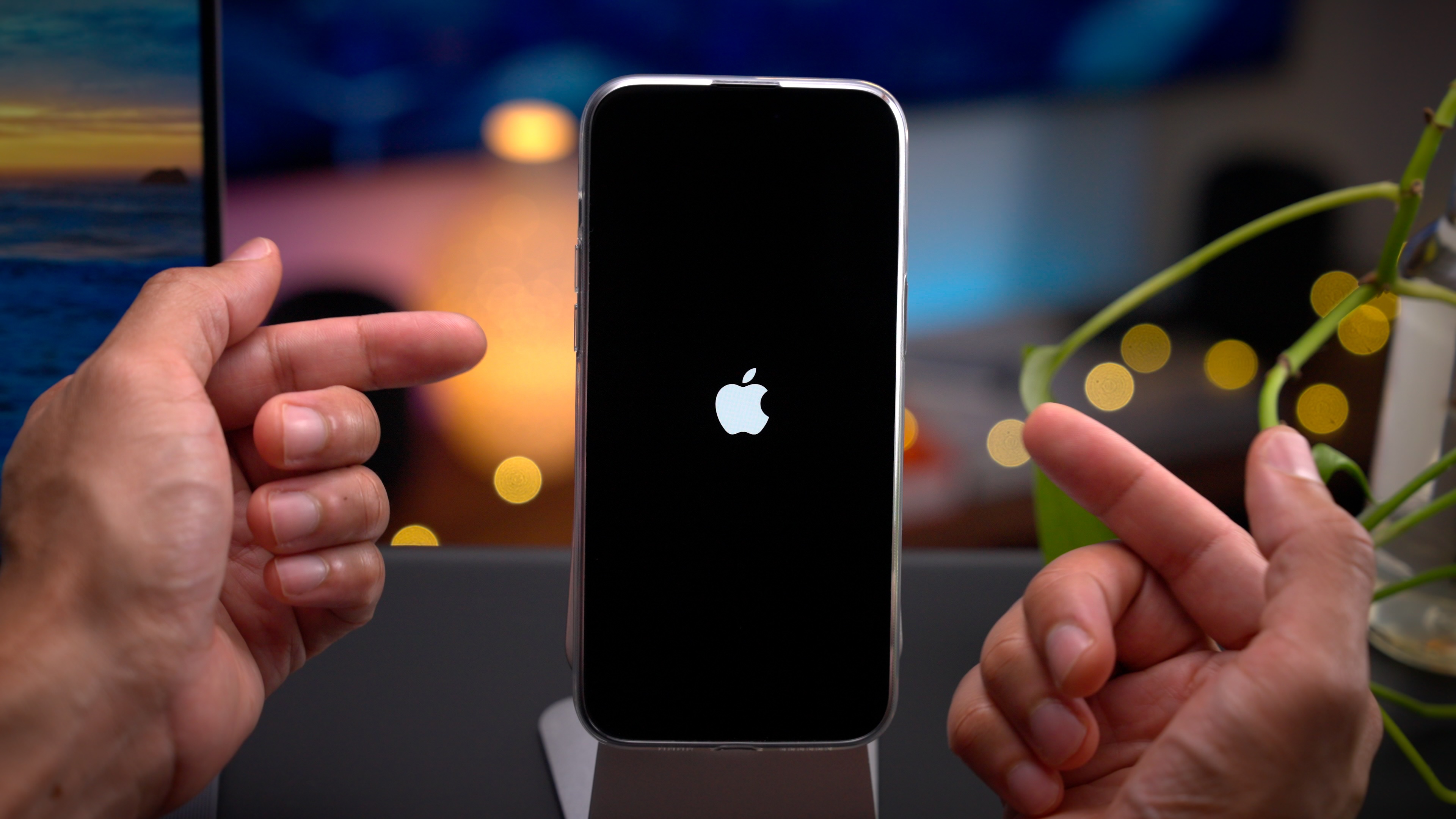 Принудительный перезапуск iPhone 15 Pro Max с логотипом Apple