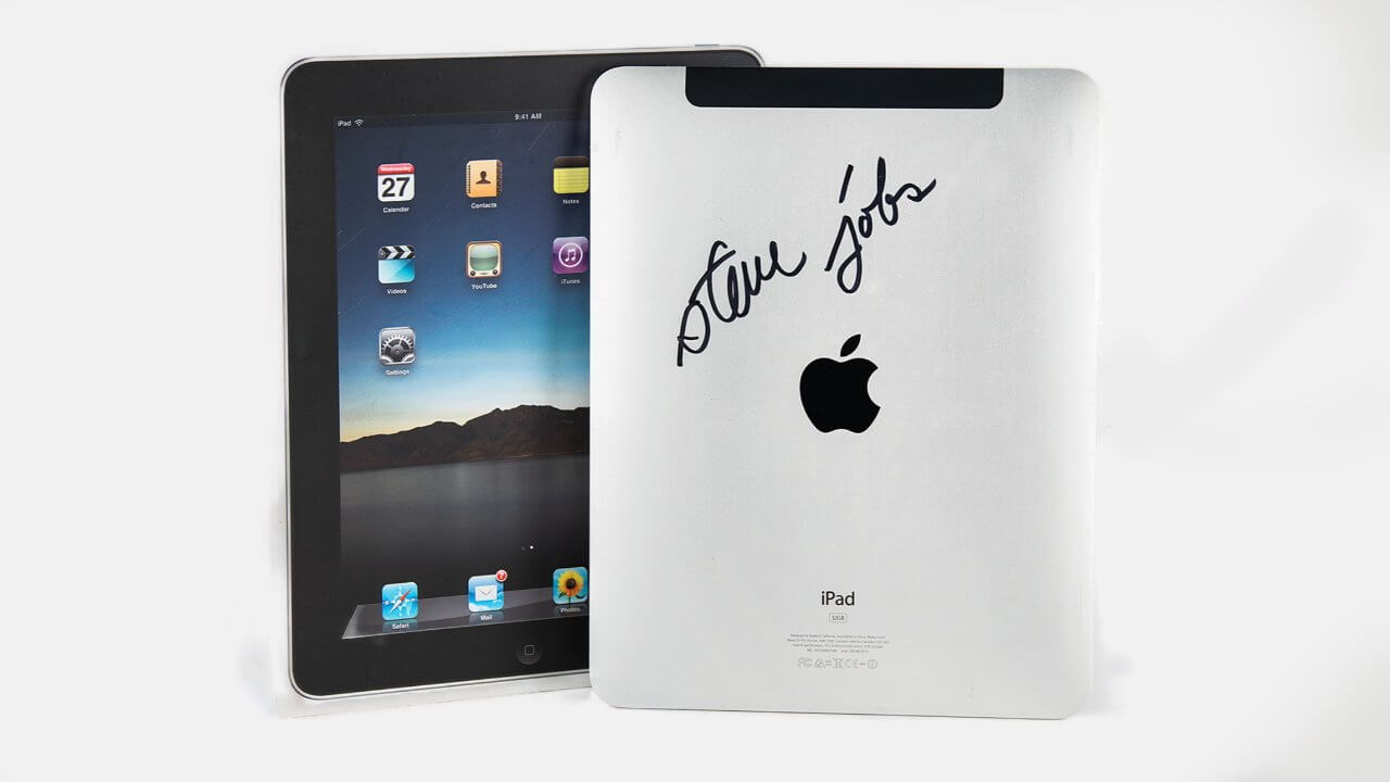 iPad с подписью Стива Джобса и нераспечатанные iPhone выставлены на аукцион