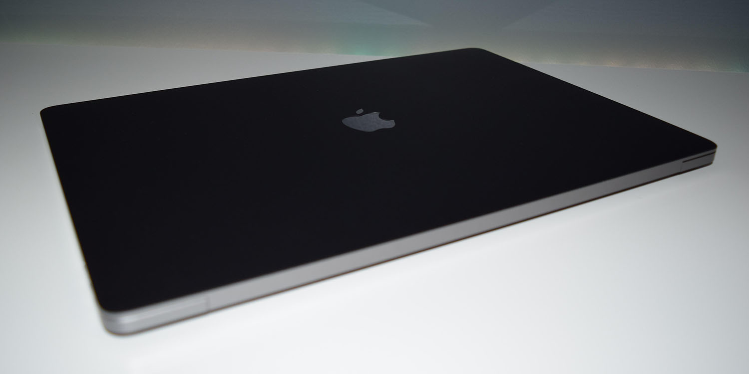 Матовый черный MacBook |  Показан фирменный скин dB