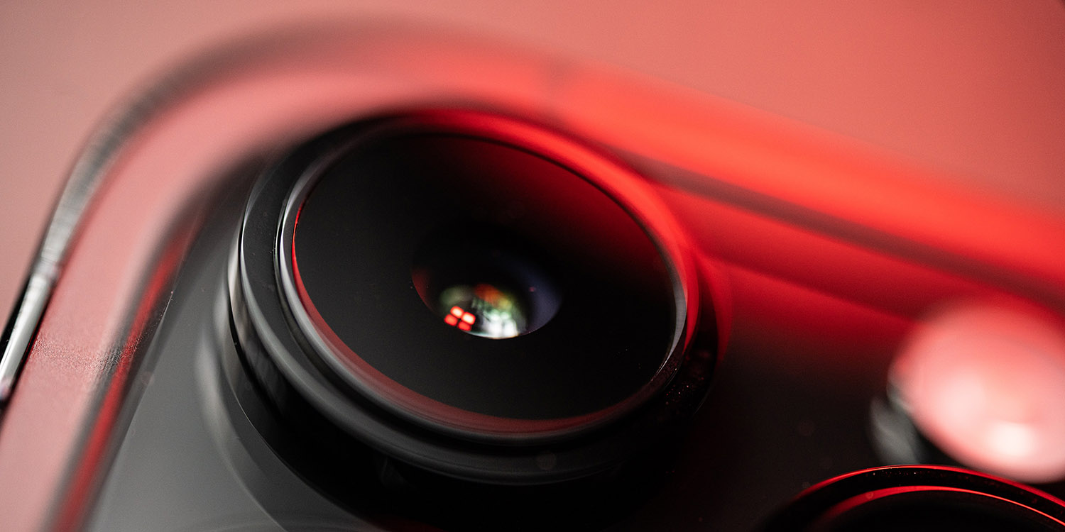 Продажи iPhone 15 Pro Max |  Крупный план объектива камеры прошлогодней модели.