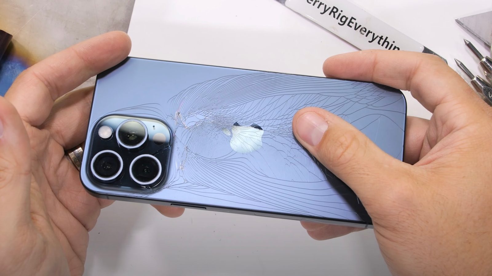 Заднее стекло iPhone 15 Pro Max треснуло за считанные секунды в ходе нового  теста на прочность [Video]