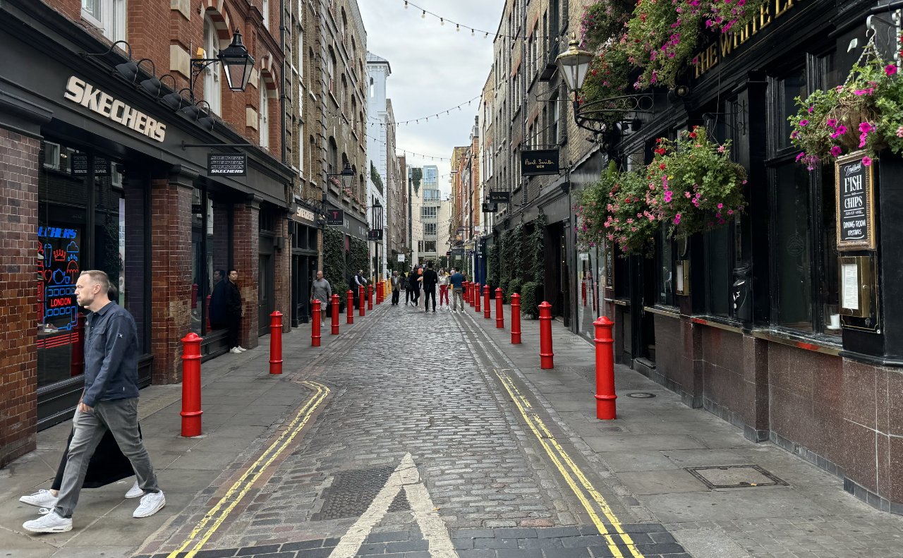The streets around Covent Garden are narrow and most of the shops are small boutiques.