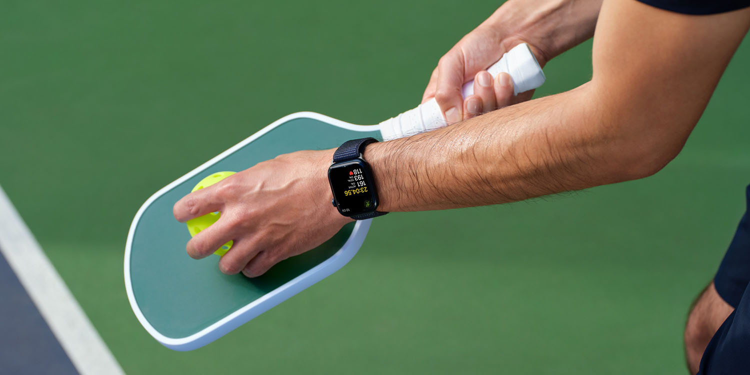 Исследование Apple Watch «Теннис против пиклбола» |  Крупный план ракетки и мяча