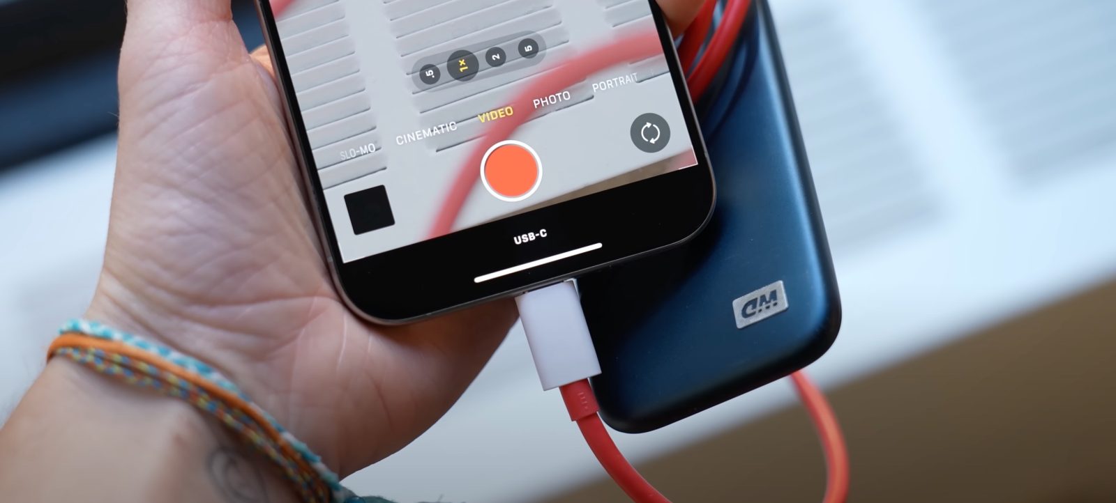 Видео iPhone 15 Pro напрямую на SSD показывает индикатор USB-C