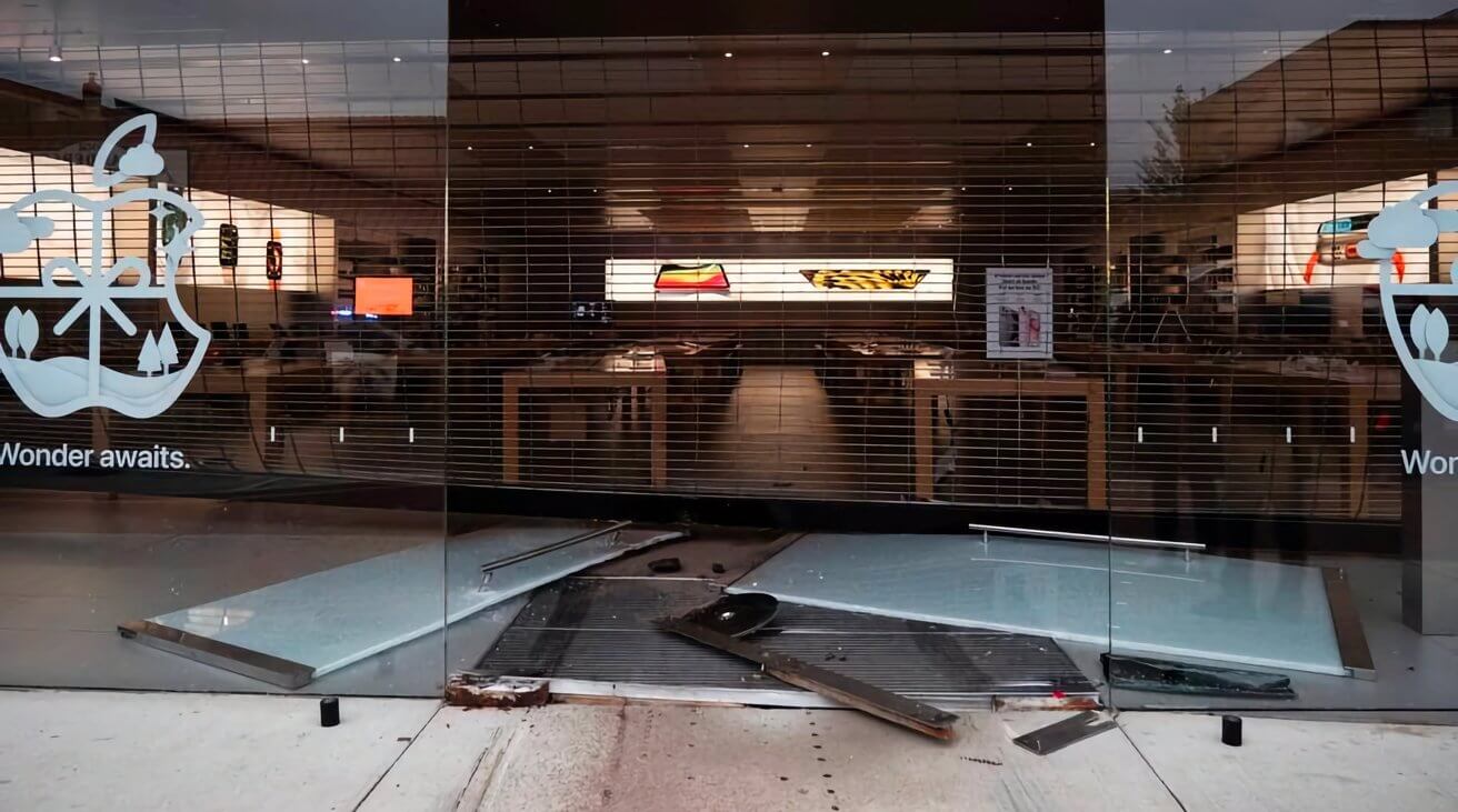 Автомобиль разбил окна Apple Store в Нейпервилле