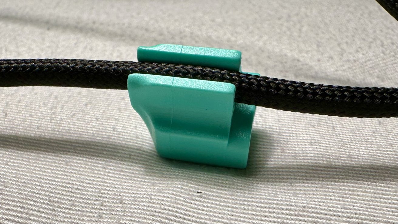 Крышка приемника NuPhy Air75 (V2), прикрепленная к входящему в комплект кабелю USB-C