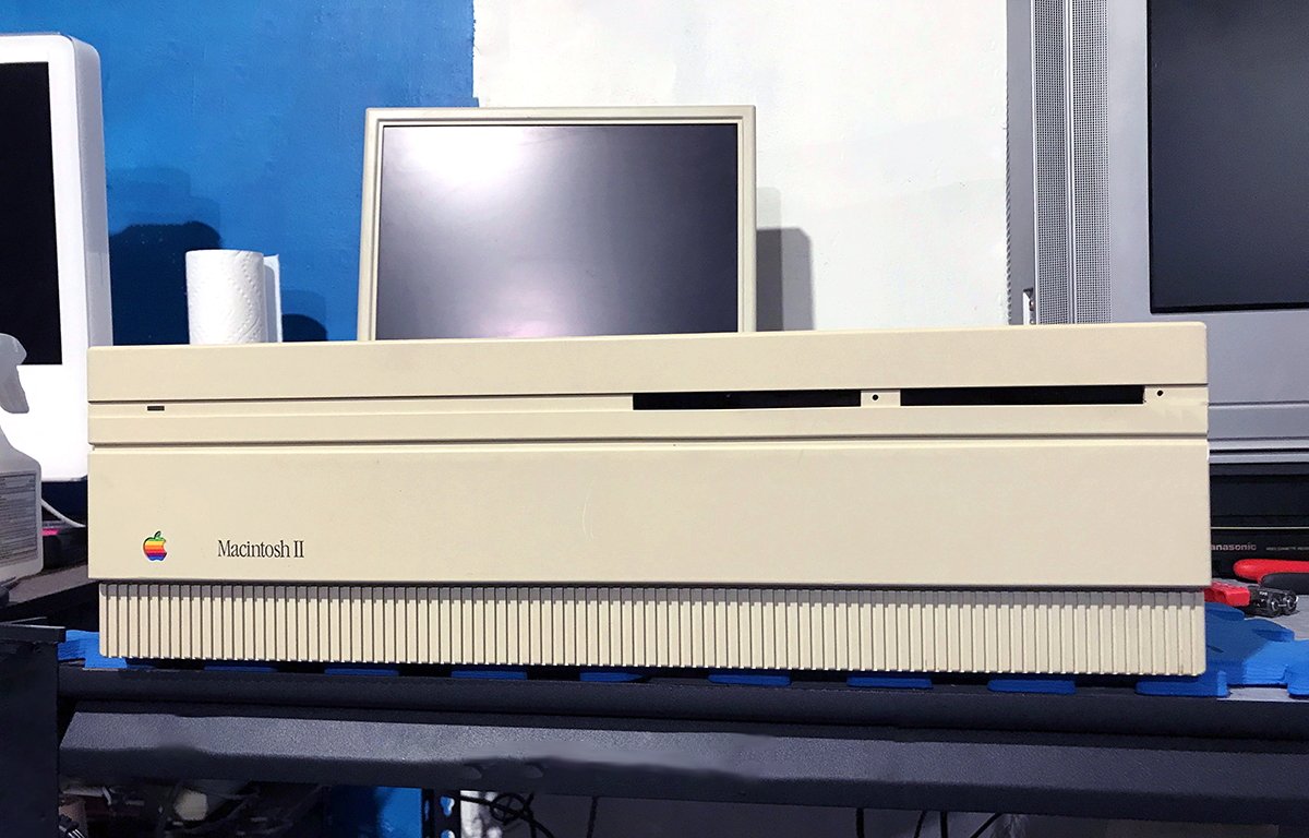 Оригинальный Мак II.  Обратите внимание на два 3,5-дюймовых флоппи-дисковода справа вверху.