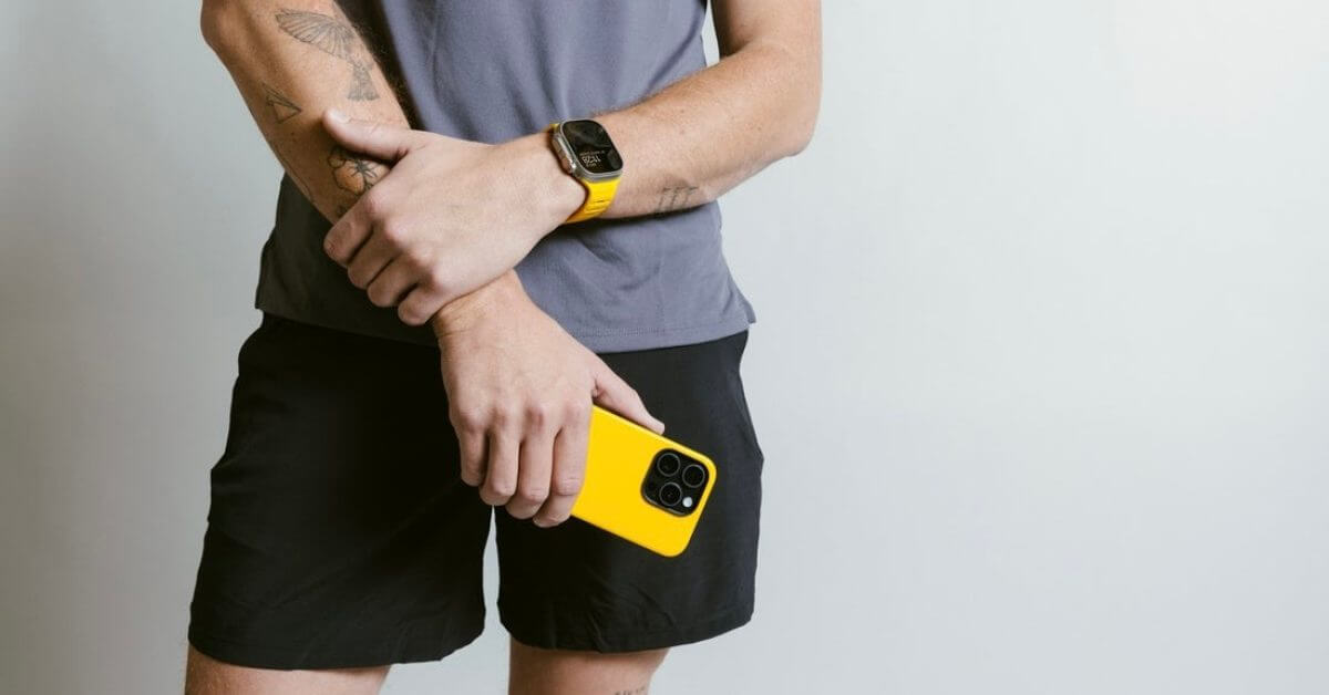 Приобретите ремешок для Apple Watch Racing Yellow Nomad ограниченной серии и чехол для iPhone, пока они есть в наличии.