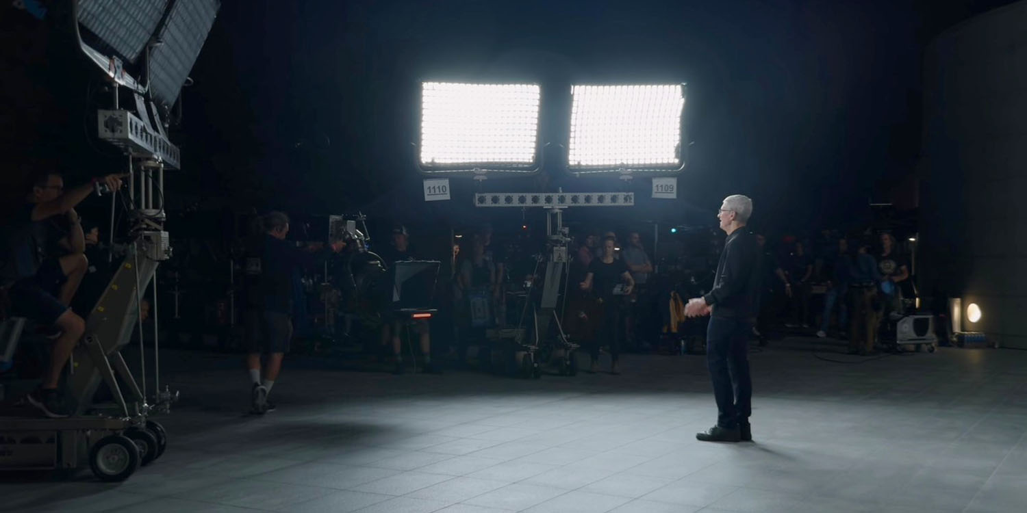 Страшно быстрое событие, снятое на iPhone 15 Pro Max |  Тим Кук стоит перед огромными рядами кинопрожекторов
