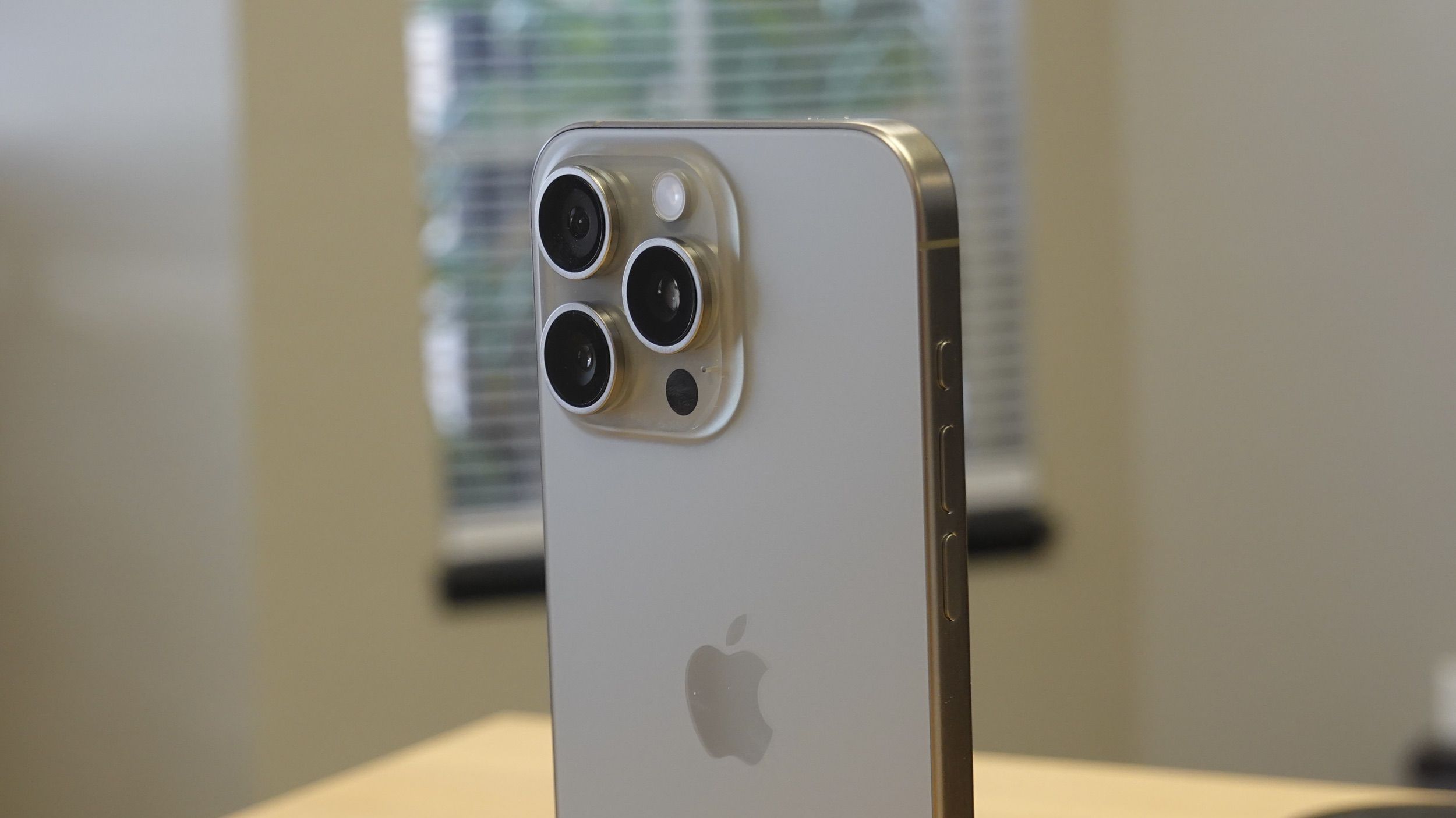 Кнопка действия камеры iPhone 15 Pro