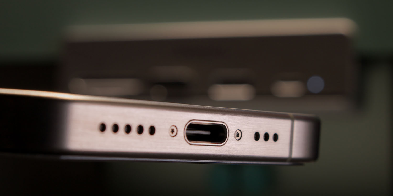 Закон о зарядном порте USB-C |  Крупный план порта на iPhone 15