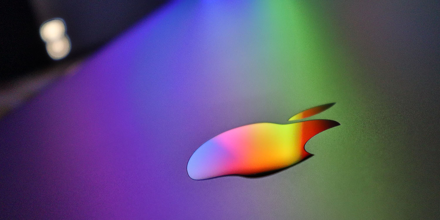Foxconn ожидает высоких продаж |  Логотип Apple, отражающий цветной свет