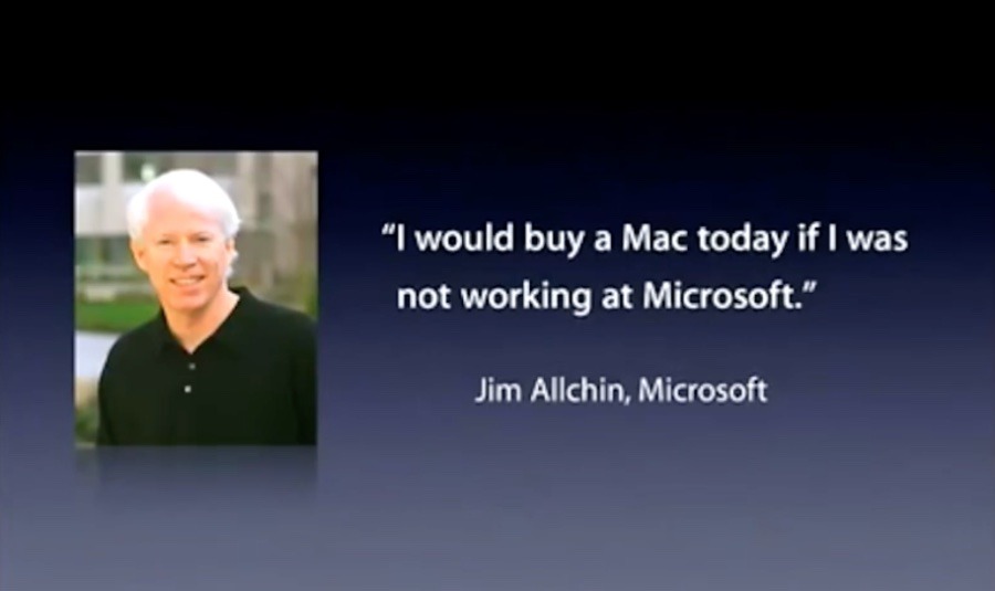 Джобс показывает цитату Джима Олчина из команды старшего руководства Microsoft о покупке компьютеров Mac