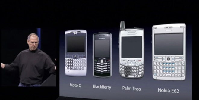 Стив Джобс с самыми популярными на тот момент смартфонами в 2007 году