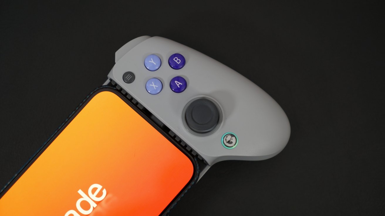 iPhone в контроллере GameSir с красочными кнопками с надписью Y, B, X, A, джойстиком направления и кнопкой с логотипом.