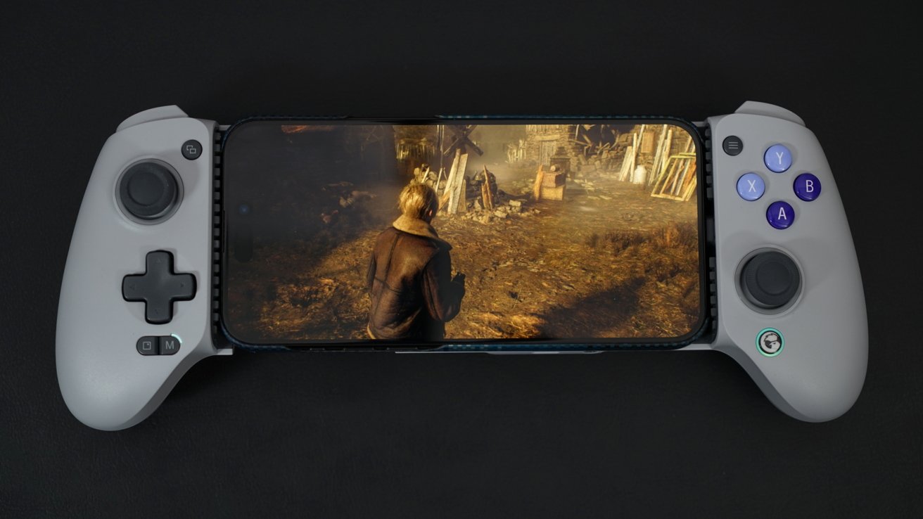 iPhone в контроллере GameSir, на котором отображается персонаж Resident Evil 4 в захудалом городе.