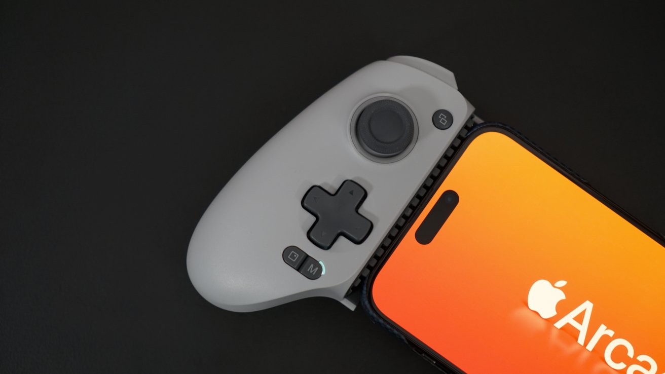 iPhone в контроллере GameSir с видимым логотипом Apple Arcade. Видны кнопки направления, джойстик и другие кнопки.