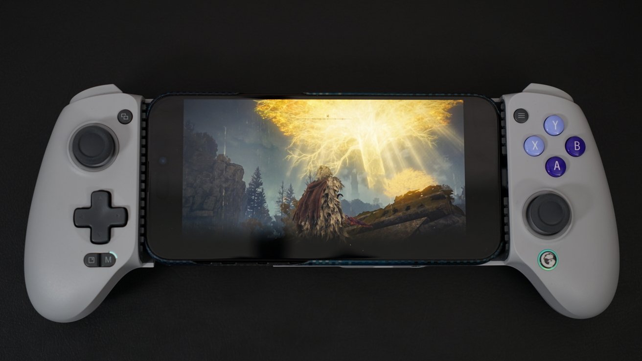 iPhone в контроллере GameSir со сценой из игры Elden Ring для PS5 на фоне ярко светящегося дерева.