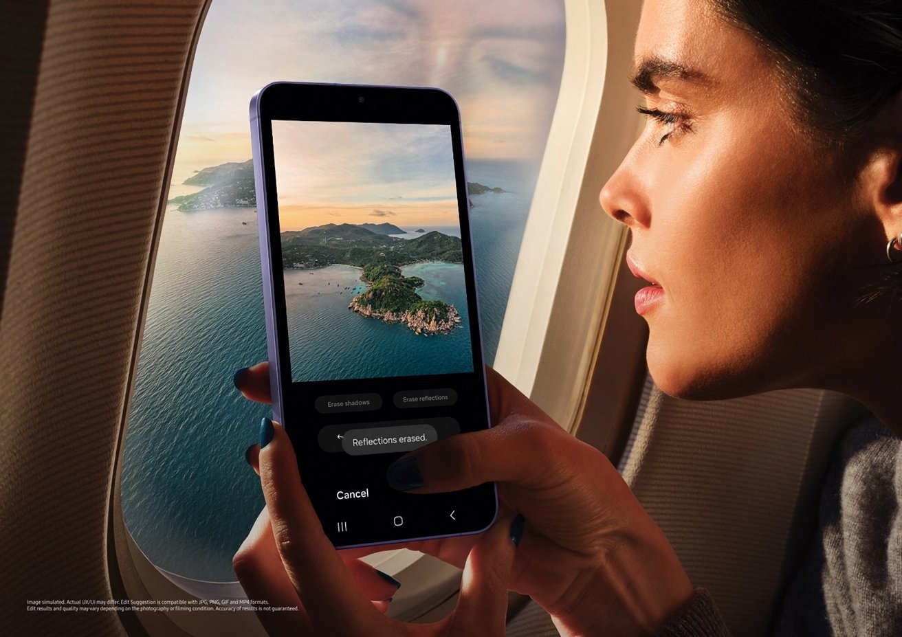 Женщина внимательно смотрит на свой телефон, на котором изображен живописный прибрежный пейзаж, как будто снятый из окна самолета рядом с ней.