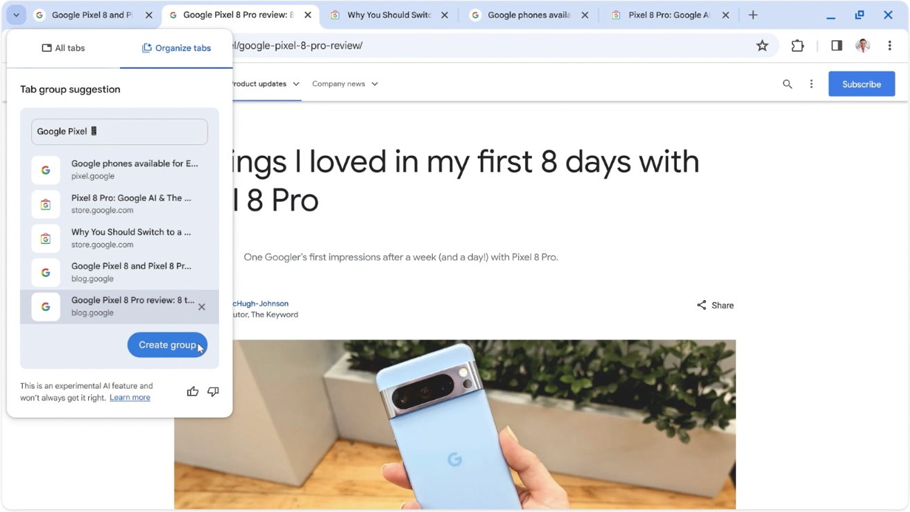 Рука, держащая синий смартфон с логотипом Google, перед открытым ноутбуком, на котором отображается запись в блоге о телефоне.