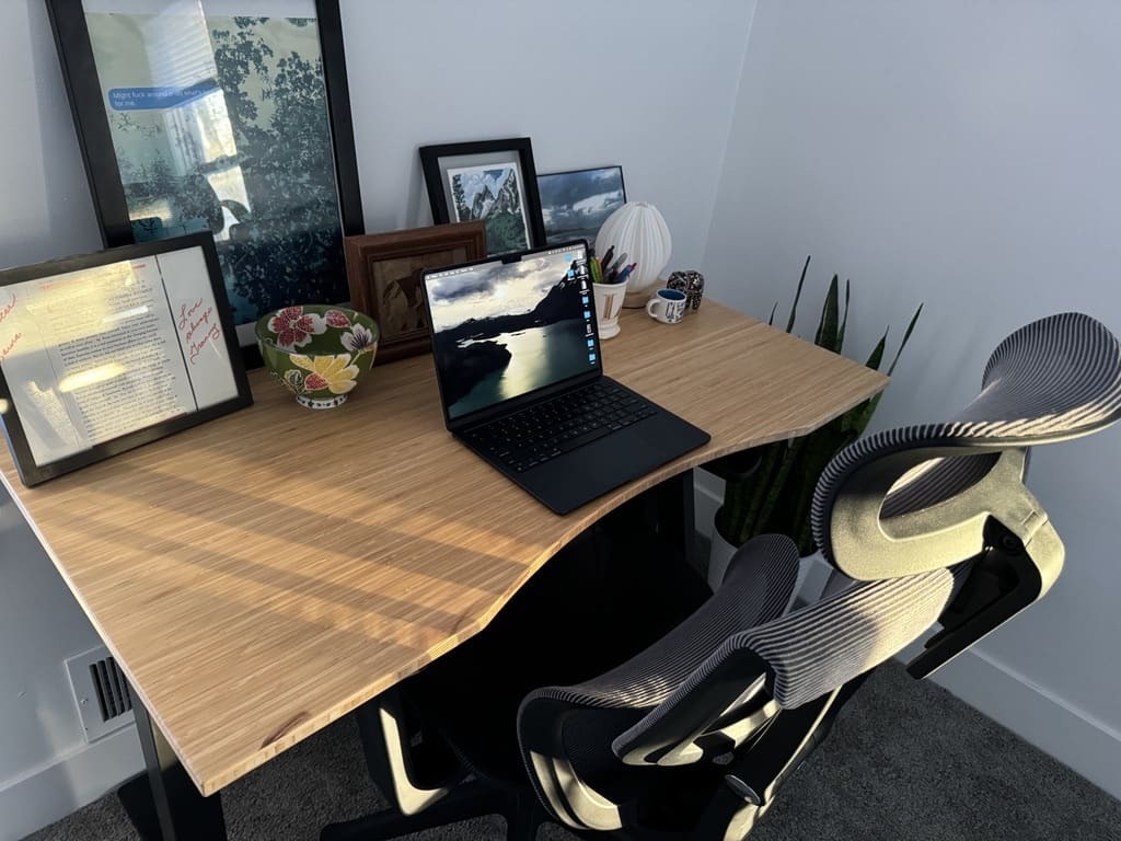письменный стол с ноутбуком, стоящим на столе
