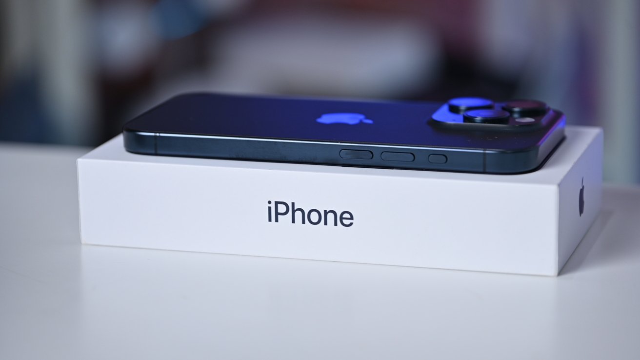 iPhone 15 Pro в синем титане