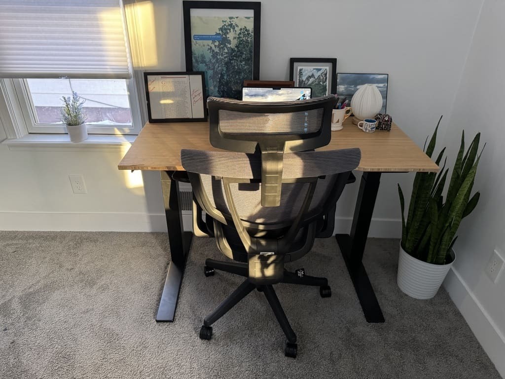 стол с компьютером и стулом в комнате