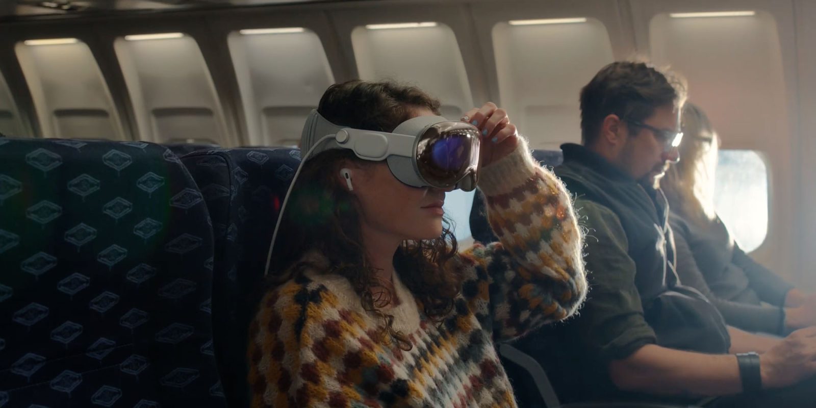 Приложения Vision Pro | Промо-изображение Apple в самолете