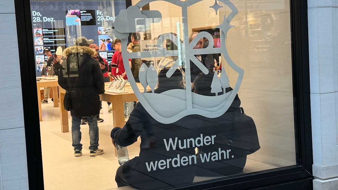 Изображение окна Apple Store с изображением якоря, людей, совершающих покупки внутри, и текста. 