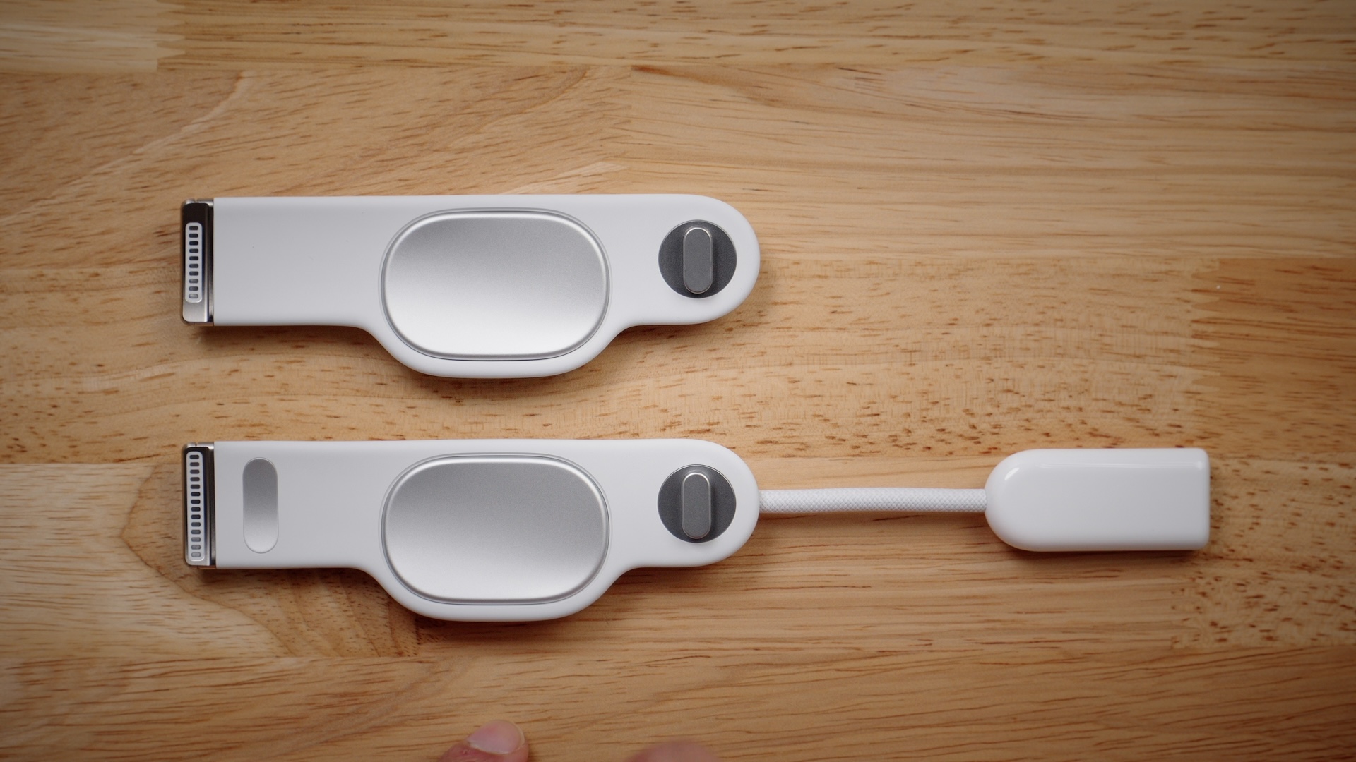 Ремень разработчика Apple Vision Pro по сравнению с ремешком Audio Strap на столе