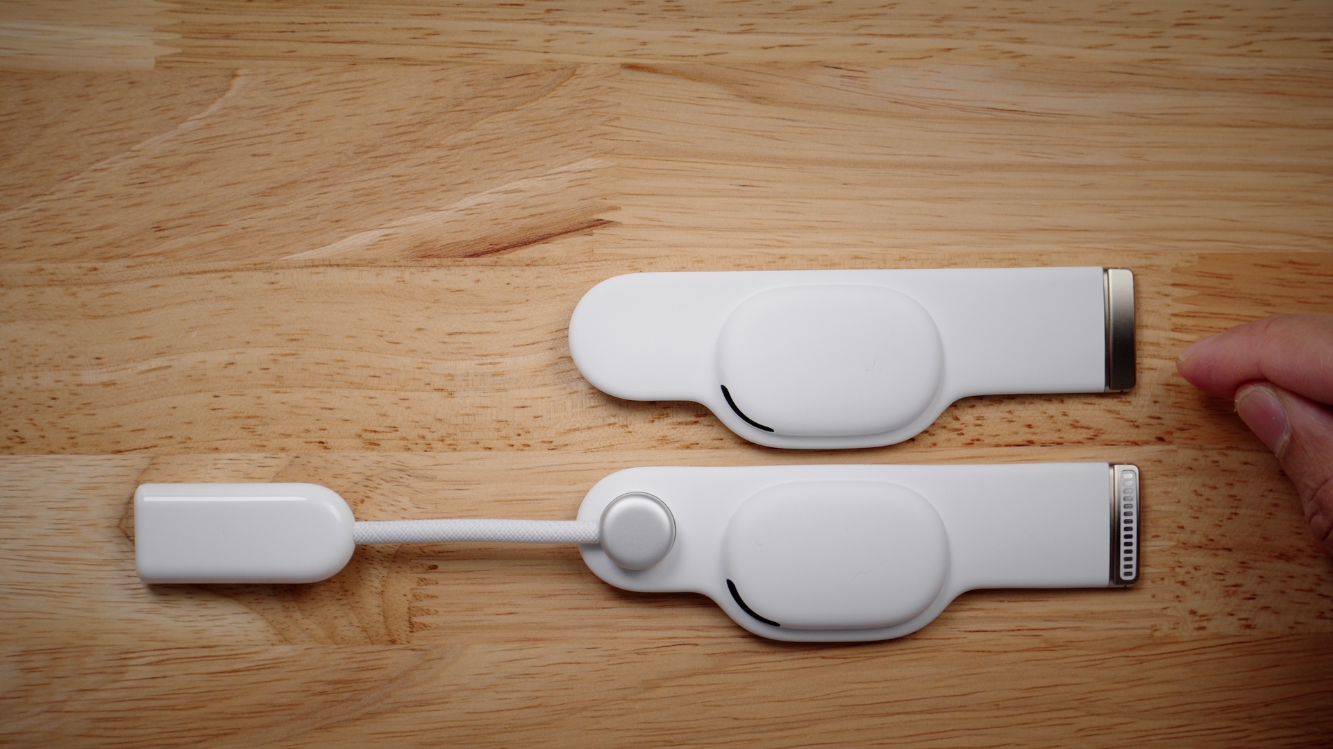 Ремень разработчика Apple Vision Pro по сравнению с ремешком Audio Strap на столе снаружи